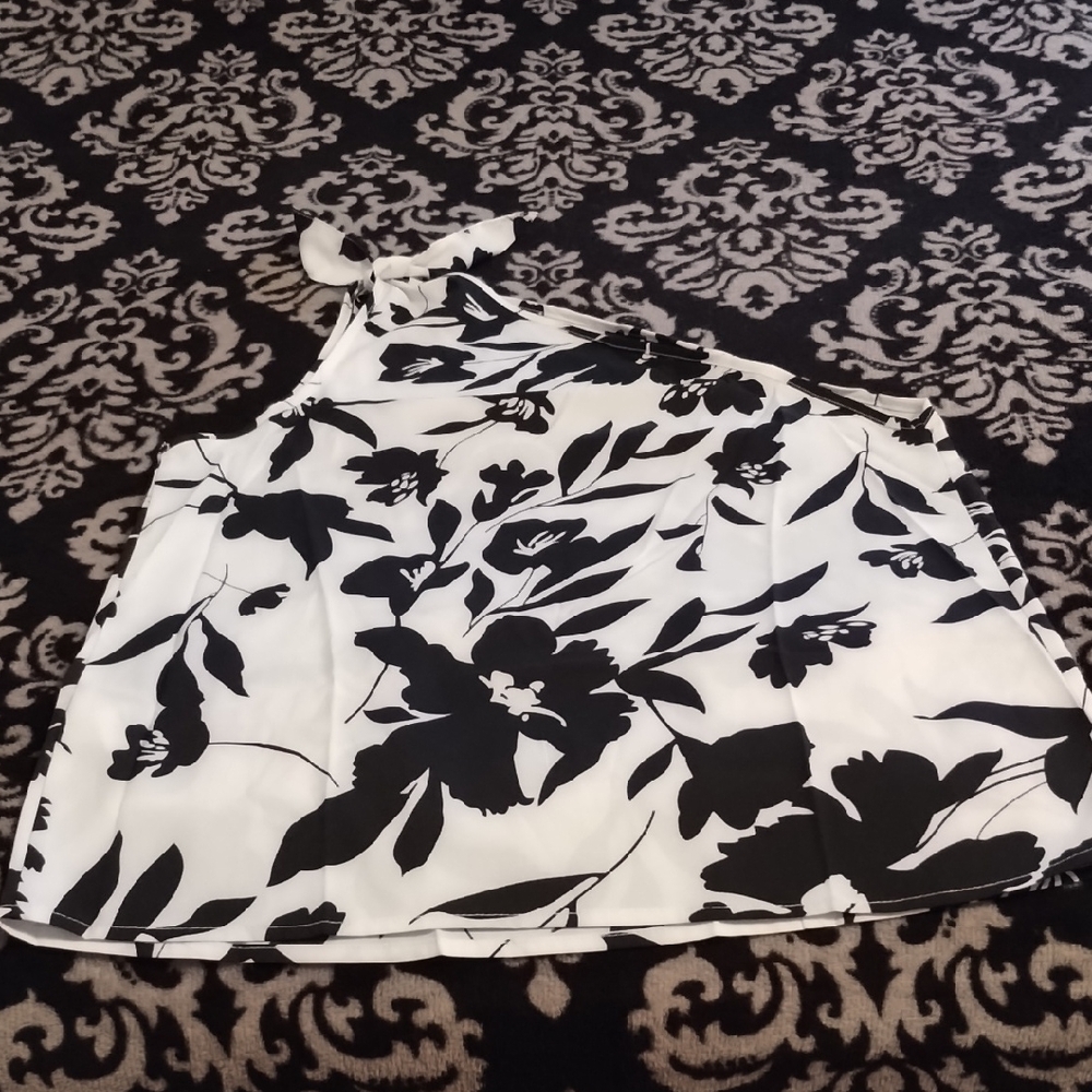 Chic Floral Women's Blouse in Black and White